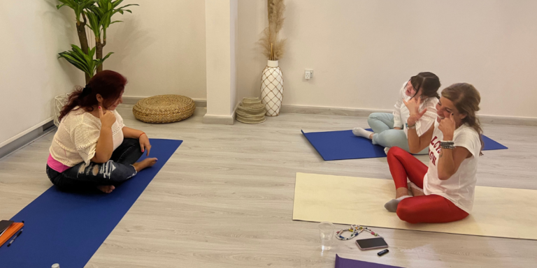 Are there Free Laughter Yoga Sessions Available in Dubai?